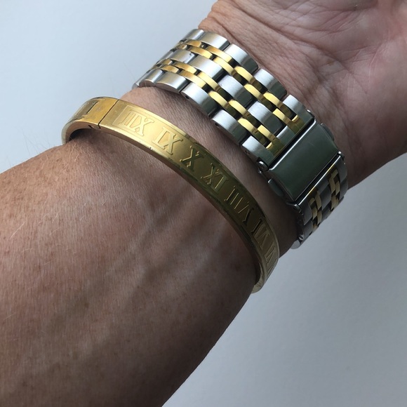 Gold tone Roman numeral bracelet - Picture 5 of 13